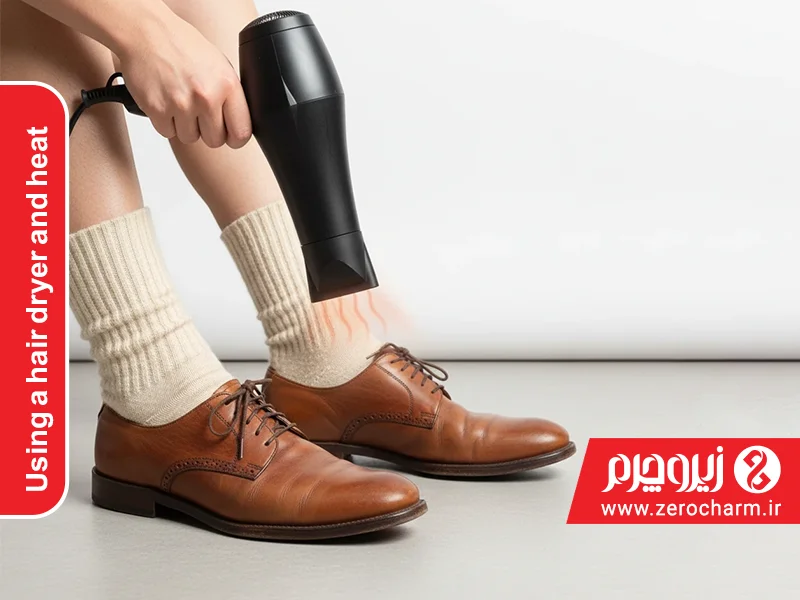 استفاده از سشوار و گرما برای یزرگ کردن سایز کفش چرمی